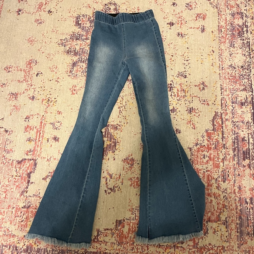 FLARED/DISTRESSED JEANS